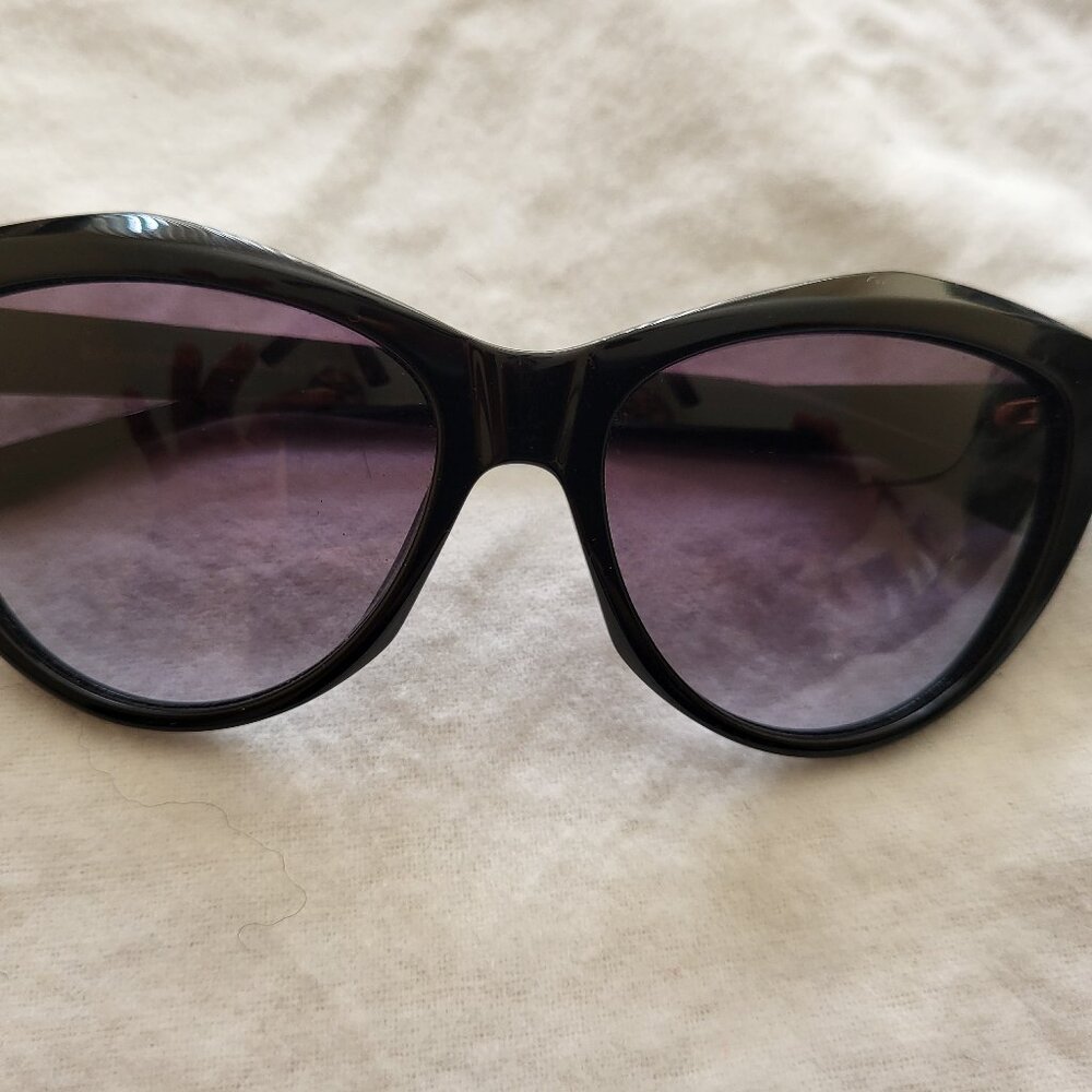 Classic Black Women's Sunglasses with Gradient Gray Lenses